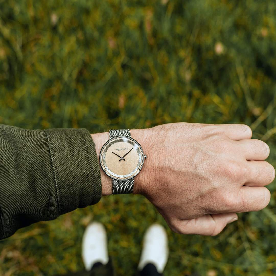 自然のぬくもりを感じられる木製腕時計 / VEJRHØJ (ヴェアホイ) - The MAPLE | mesh 手首着用